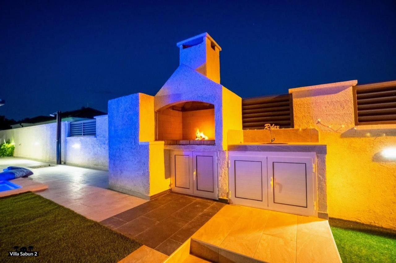 Villas Sabun - Modern House With Heated Pool Привлака Экстерьер фото