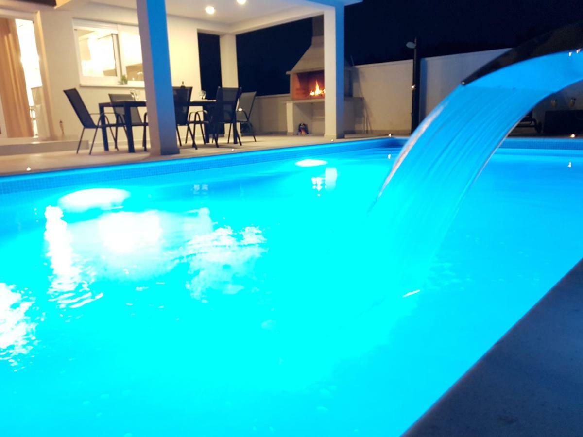 Villas Sabun - Modern House With Heated Pool Привлака Экстерьер фото