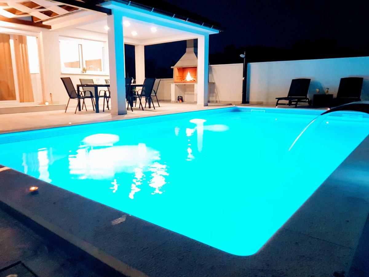 Villas Sabun - Modern House With Heated Pool Привлака Экстерьер фото