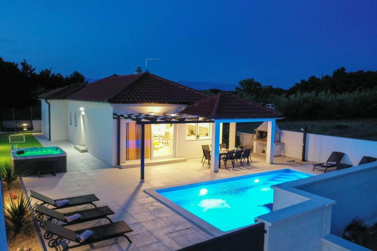 Villas Sabun - Modern House With Heated Pool Привлака Экстерьер фото