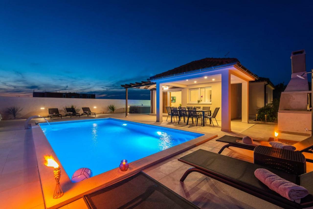 Villas Sabun - Modern House With Heated Pool Привлака Экстерьер фото