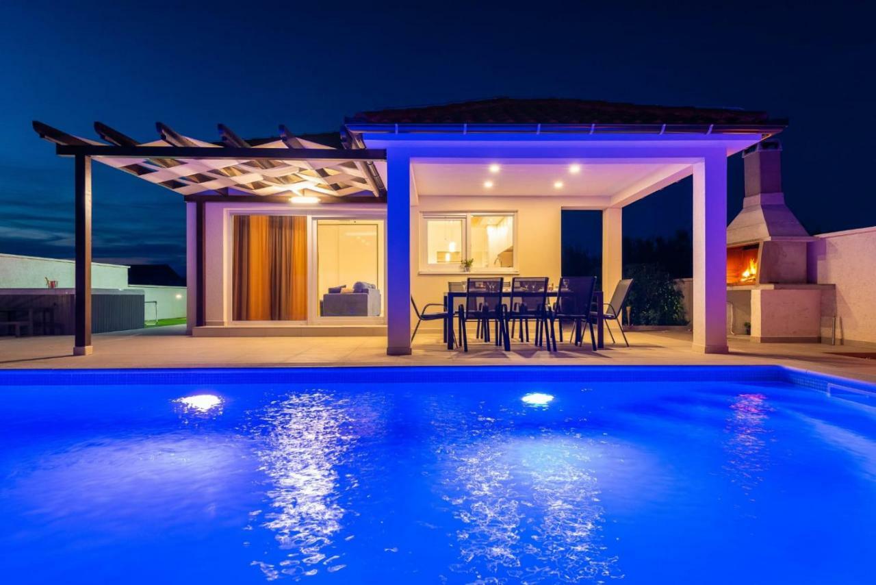 Villas Sabun - Modern House With Heated Pool Привлака Экстерьер фото