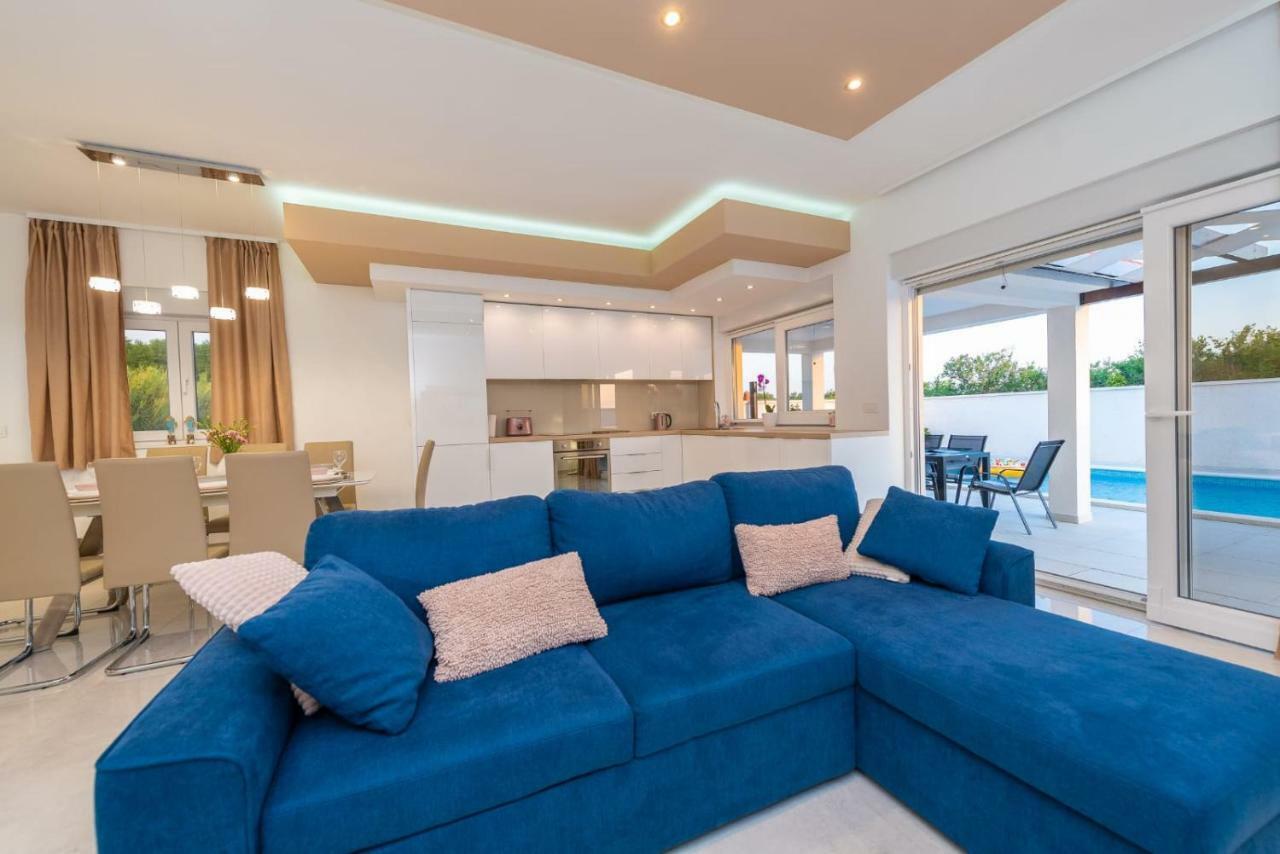 Villas Sabun - Modern House With Heated Pool Привлака Экстерьер фото