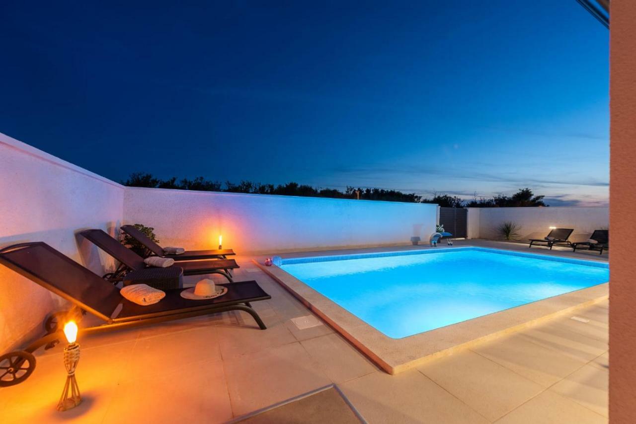 Villas Sabun - Modern House With Heated Pool Привлака Экстерьер фото