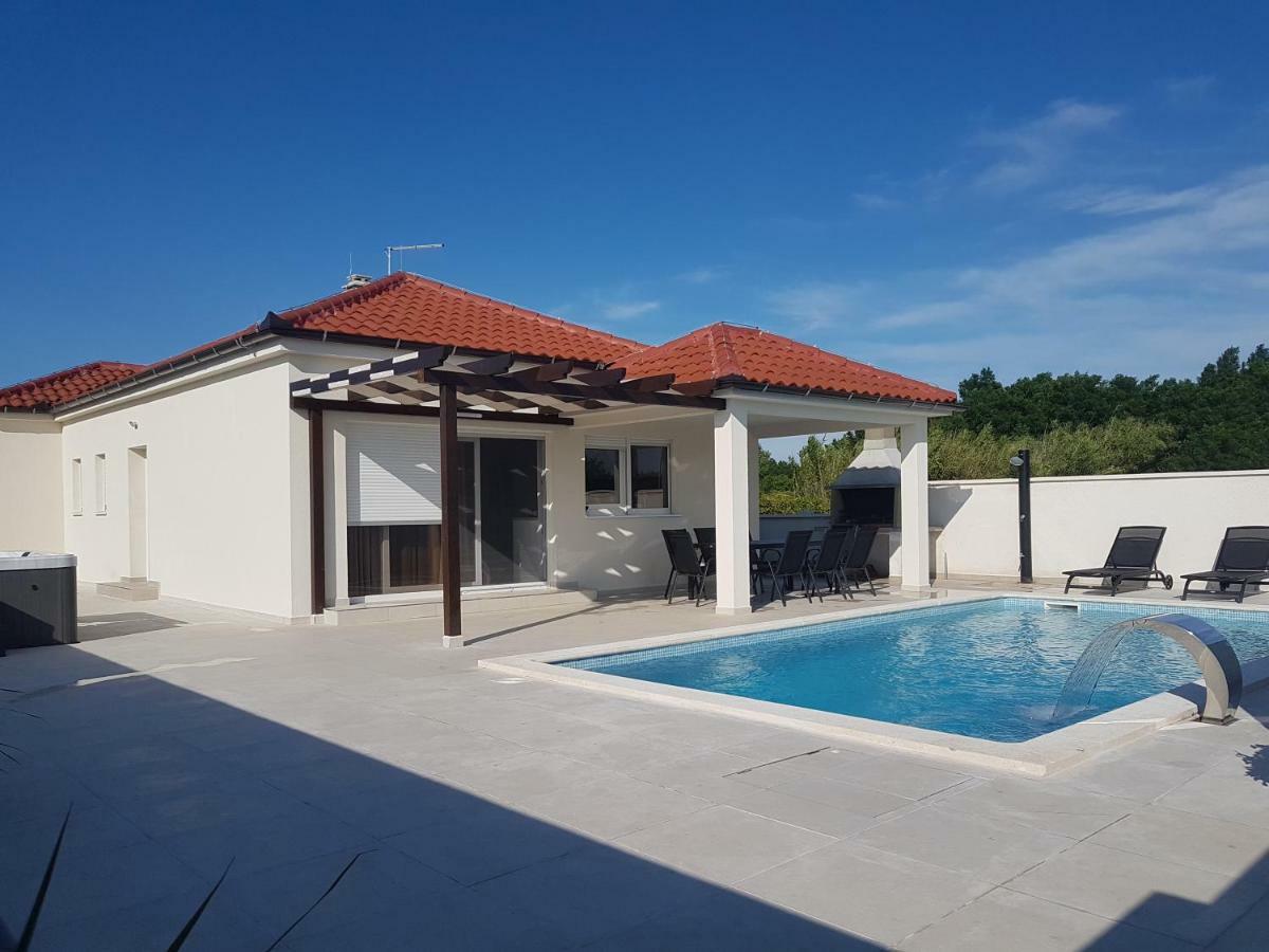 Villas Sabun - Modern House With Heated Pool Привлака Экстерьер фото