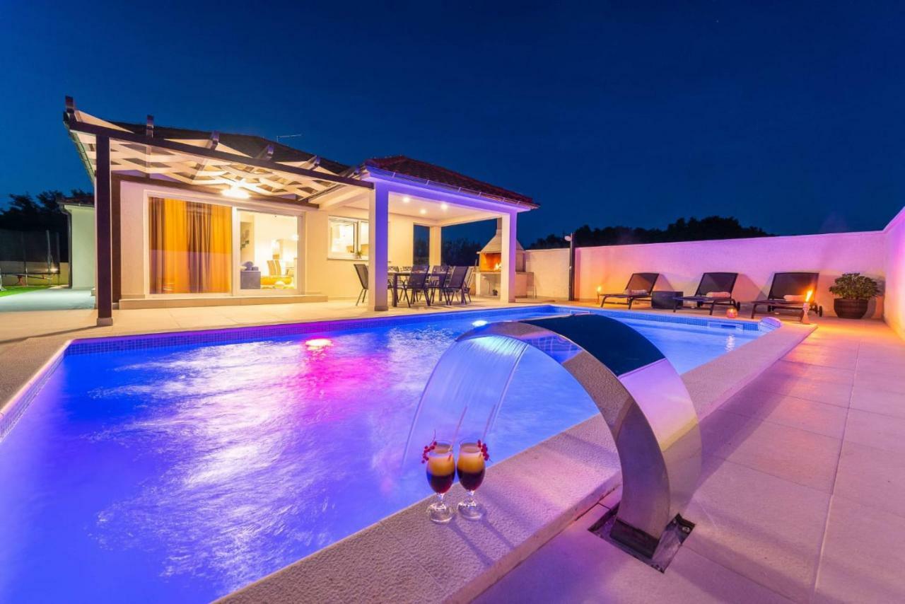 Villas Sabun - Modern House With Heated Pool Привлака Экстерьер фото
