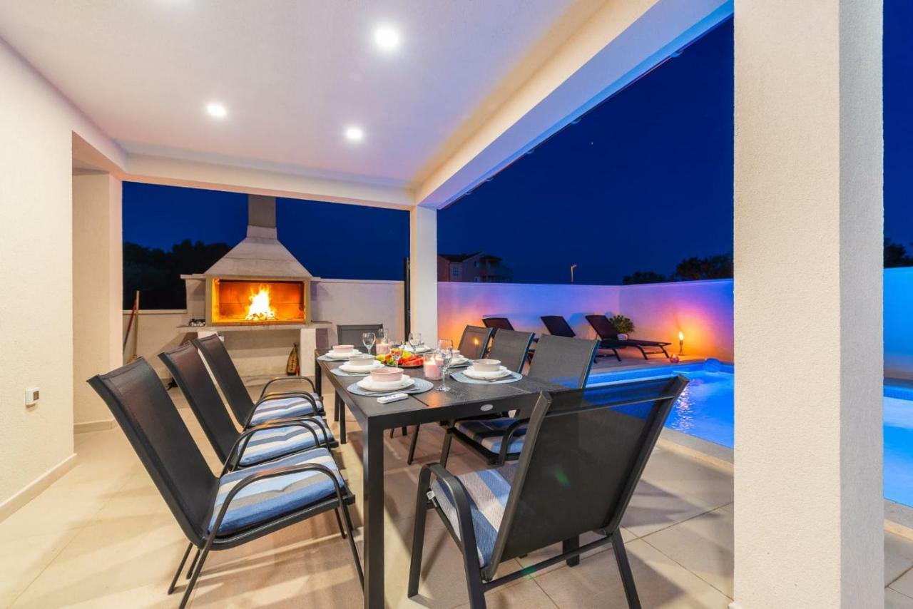 Villas Sabun - Modern House With Heated Pool Привлака Экстерьер фото