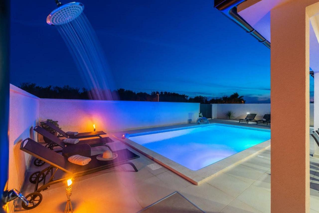 Villas Sabun - Modern House With Heated Pool Привлака Экстерьер фото