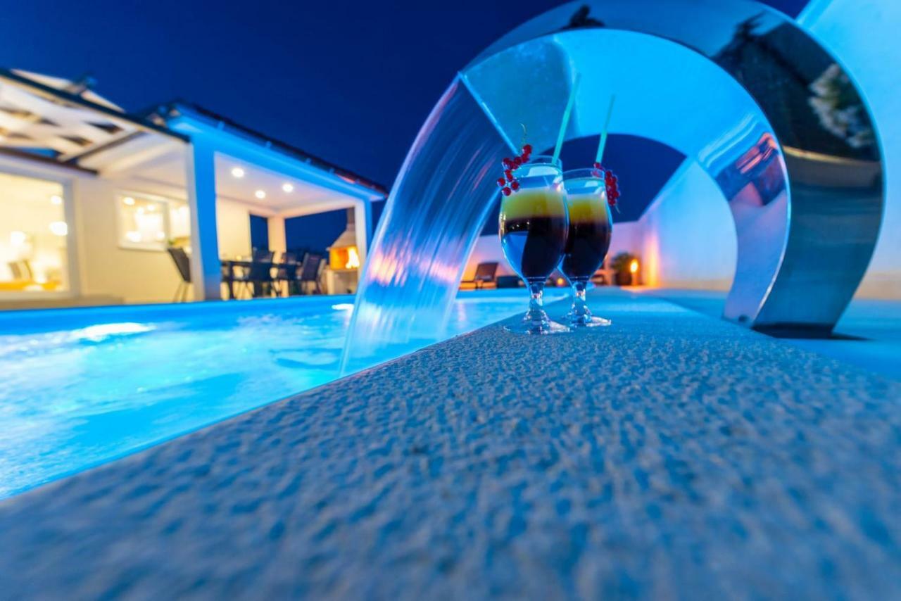 Villas Sabun - Modern House With Heated Pool Привлака Экстерьер фото
